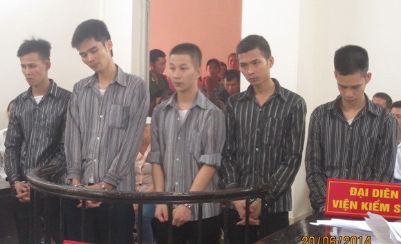 Hung thủ sát hại nhân viên quán massage Bùi Văn Đồng (thứ hai, bên trái) cùng các bị cáo liên quan tại phiên tòa