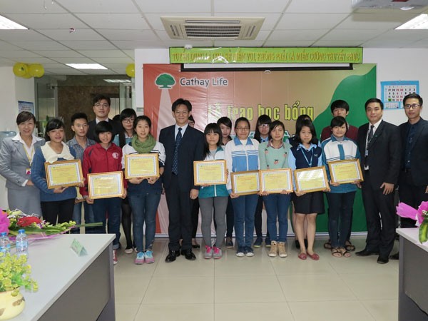 Ban lãnh đạo Công ty Cathay chụp ảnh với các sinh viên được nhận học bổng