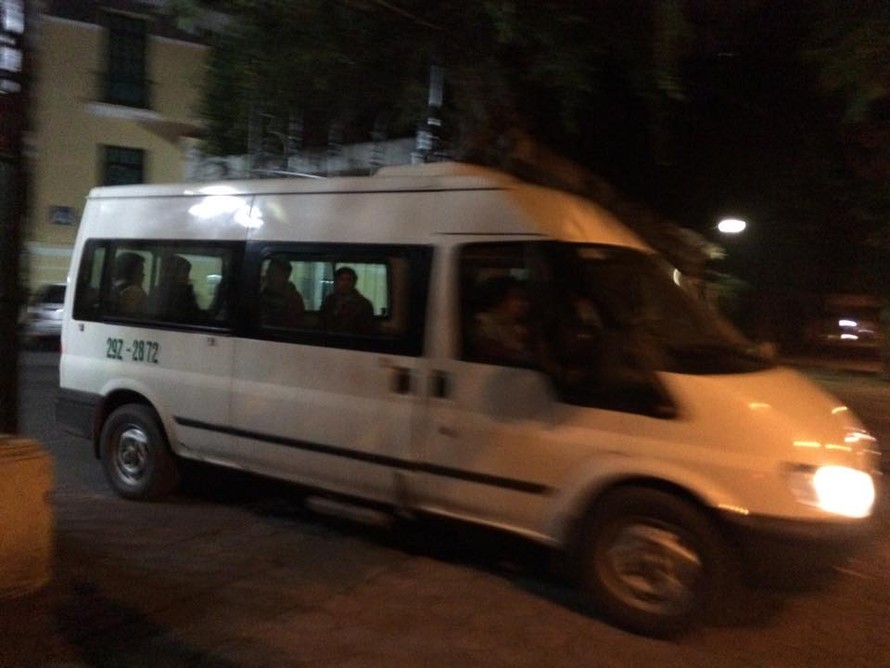 Chiếc xe của Nhà tang lễ đưa thi thể ông Thắng rời trụ sở Bộ GTVT đêm 22/1. Ảnh: Lê Dương