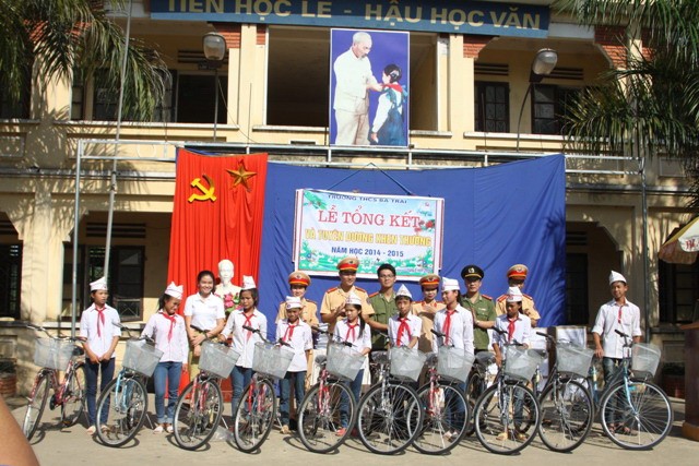 Đại diện đoàn thanh niên của Công an Hà Nội tặng xe đạp cho các em học sinh nghèo vượt khó