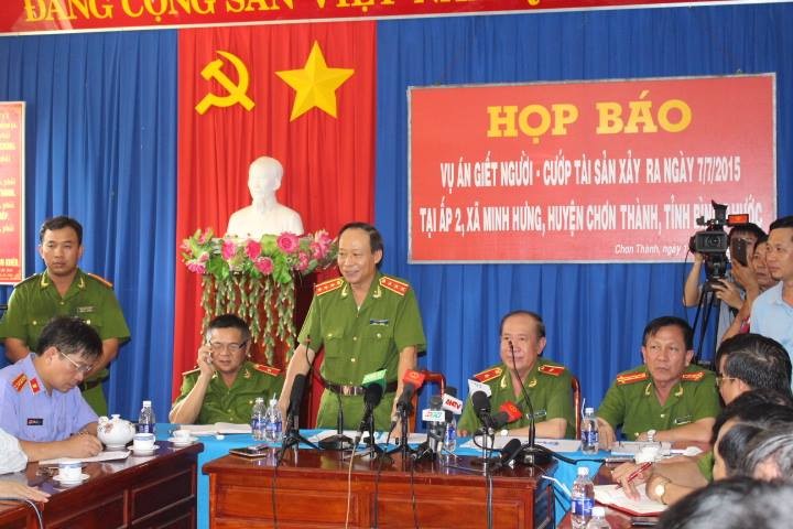 Thượng tướng Lê Quý Vương chủ trì buổi họp báo. Ảnh: Nguyễn Dũng