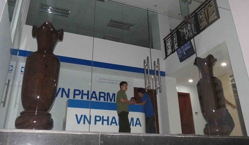 Lực lượng chức năng khám xét trụ sở Cty VN Pharma.