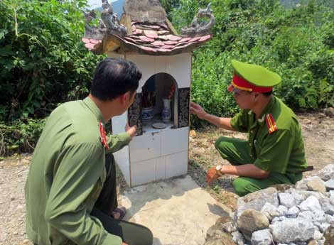 Đồng đội viếng bia mộ Anh hùng, liệt sĩ Phạm Văn Cường trên tuyến QL279 (Điện Biên - Tây Trang).