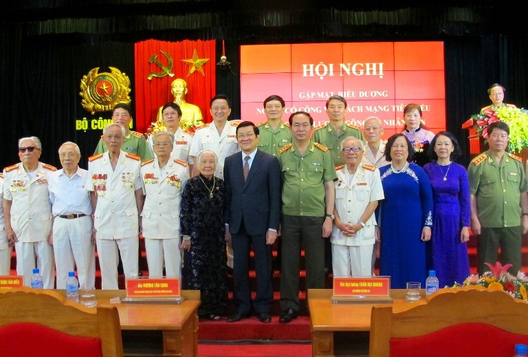 Chủ tịch nước Trương Tấn Sang, Đại tướng Trần Đại Quang chụp ảnh lưu niệm với các cựu cán bộ dự hội nghị. Ảnh: Vũ Ân
