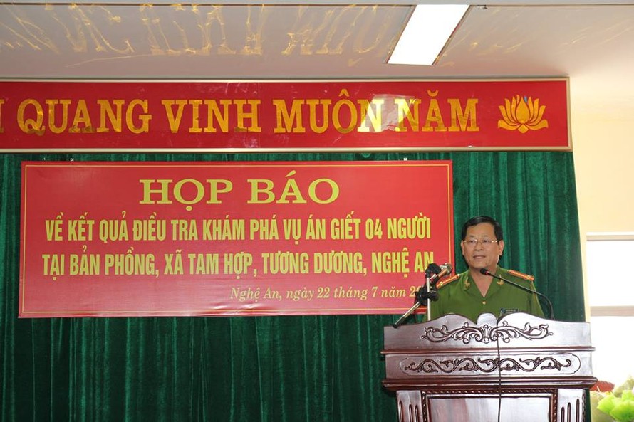 Đại tá Nguyễn Hữu Cầu- Giám đốc Công an tỉnh Nghệ An chủ trì cuộc họp báo chiều nay. Ảnh: Quang Long
