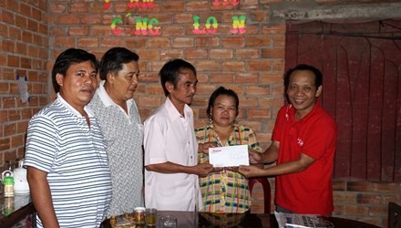 Ngày 28/12, PV Tiền Phong trao cho vợ chồng ông Huỳnh Văn Nén 40 triệu đồng do Cty Cổ phần Phát triển nhà Thủ Đức tặng để ông Nén sửa nhà.