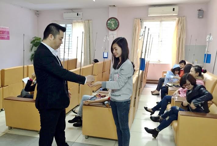Ông Nguyễn Thế Anh, Giám đốc Cty Cổ phần y học công nghệ cao trao lại sợi dây chuyền vàng cho chị Phượng