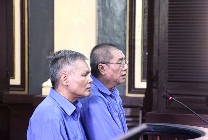 Bị cáo Vũ Quốc Hảo, nguyên Tổng giám Công ty cho thuê tài chính 2 Agribank (bên trái) đã bị tuyên án tử hình trong vụ “Tham ô tài sản” xảy ra tại Công ty này. Ảnh: Tân Châu.