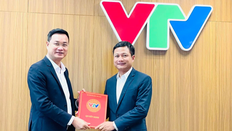 Tổng giám đốc VTV Lê Ngọc Quang trao quyết định bổ nhiệm ông Đỗ Đức Hoàng (phải) làm Trưởng ban Thời sự.