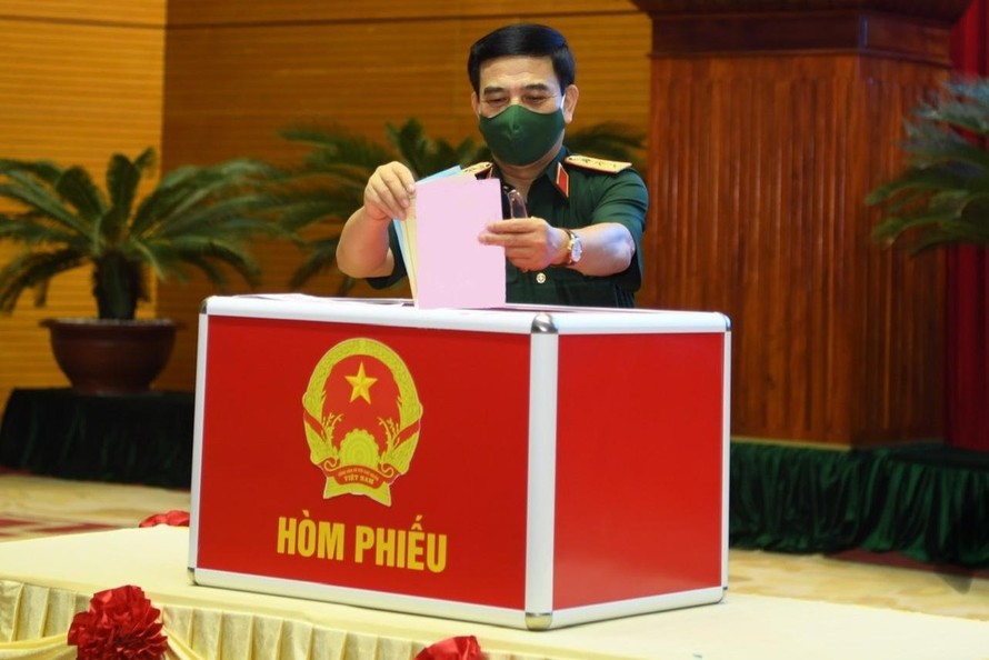 Thượng tướng Phan Văn Giang, Bộ trưởng Bộ Quốc phòng thực hiện bỏ phiếu tại khu vực bỏ phiếu số 11 (phường Điện Biên, quận Ba Đình, Hà Nội).