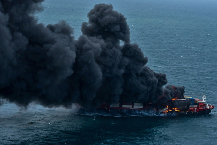 Khói bốc lên từ ngọn lửa trên tàu container MV X-Press Pearl ngoài khơi Colombo. Ảnh: Reuters