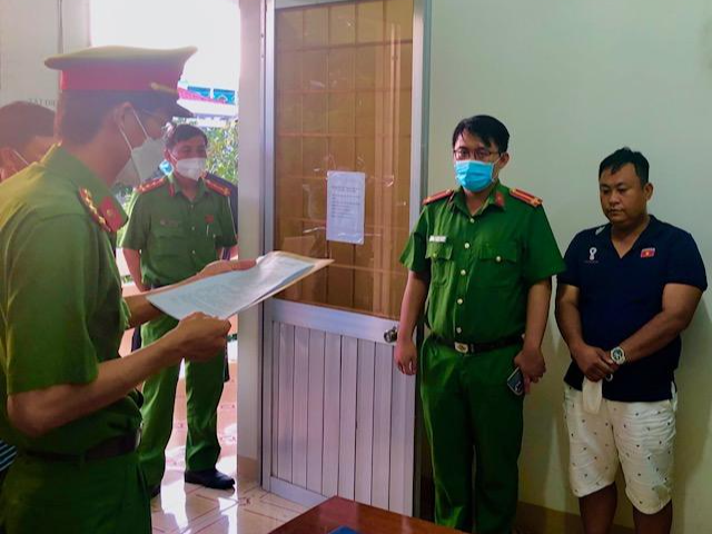 Cơ quan CSĐT Công an thành phố Vũng Tàu thực hiện lệnh khám xét khẩn cấp nơi làm việc của Trần Minh Hải.