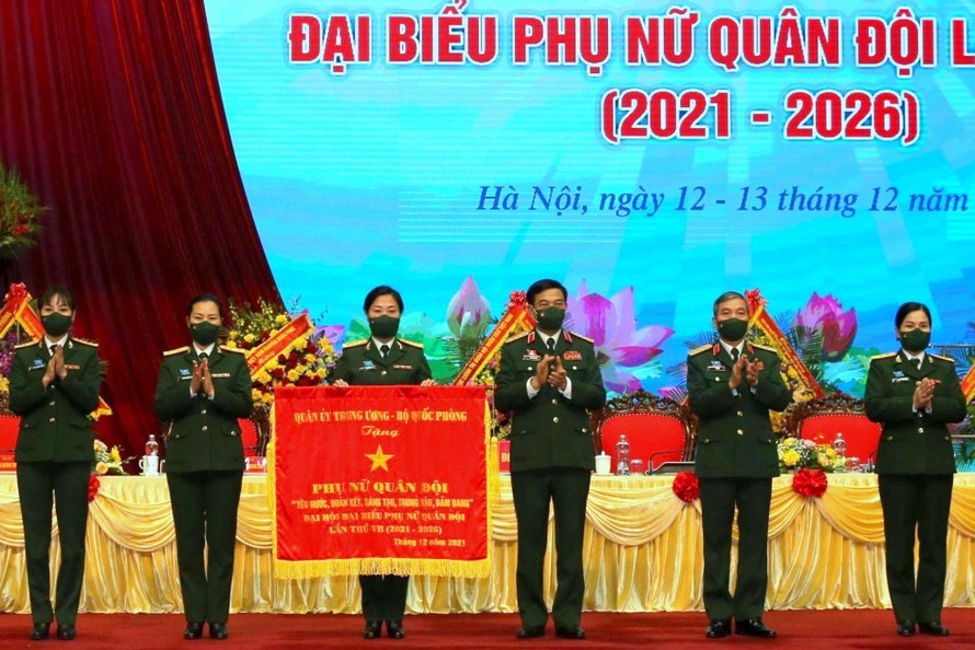 Đại tướng Phan Văn Giang, Ủy viên Bộ Chính trị, Phó Bí thư Quân ủy Trung ương, Bộ trưởng Bộ Quốc phòng trao tặng bức trướng 10 chữ vàng cho phụ nữ toàn quân. Ảnh: Nguyễn Minh 