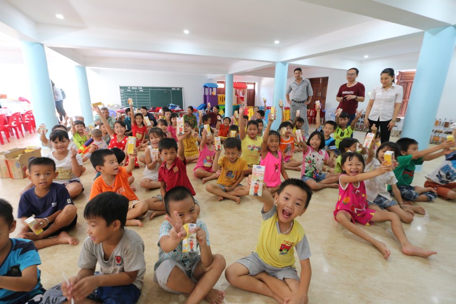 Báo chí thường trú Khánh Hòa tặng quà trẻ em cơ nhỡ, người già neo đơn