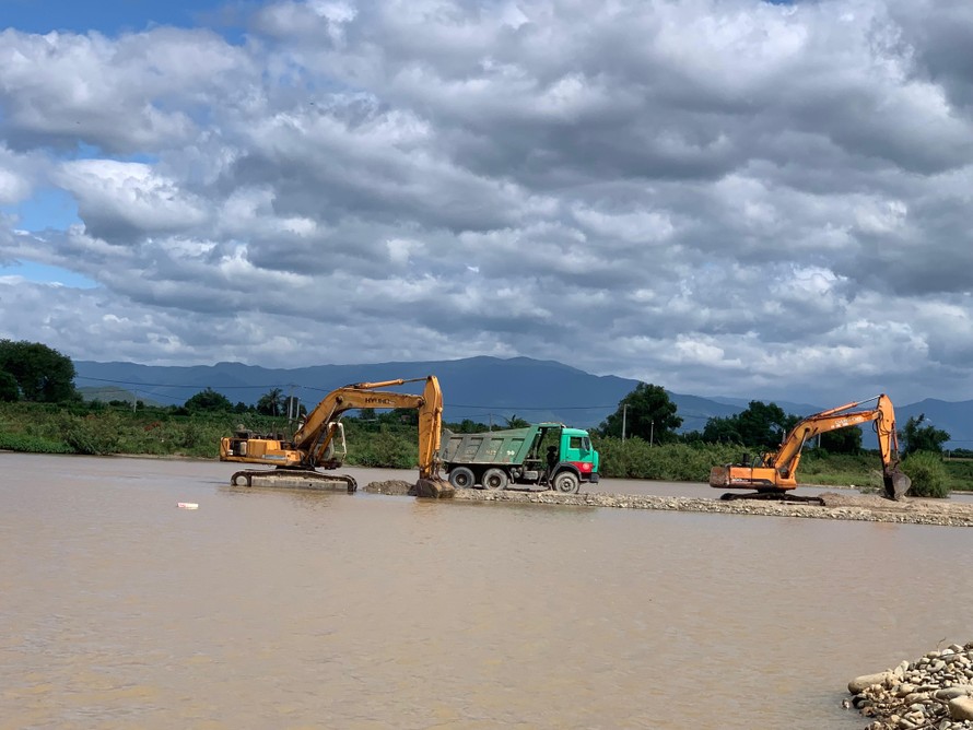 Sông Dinh bị 'băm nát' vì khai thác cát sỏi