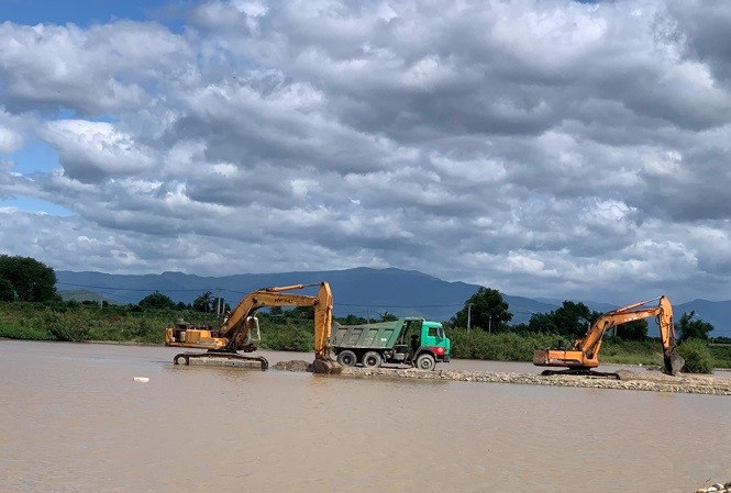 Ninh Thuận tạm dừng khai thác cát trên sông Dinh