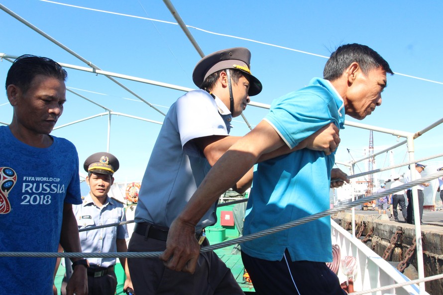41 ngư dân lênh đênh hơn một ngày ở Trường Sa được đưa vào bờ an toàn