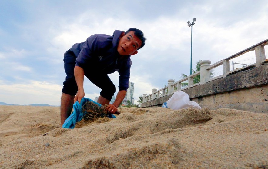 Dân Nha Trang ra biển xúc cát về chống bão