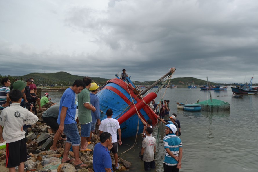 Phú Yên: 32 tàu thuyền bị sóng đánh chìm khi bão đổ bộ