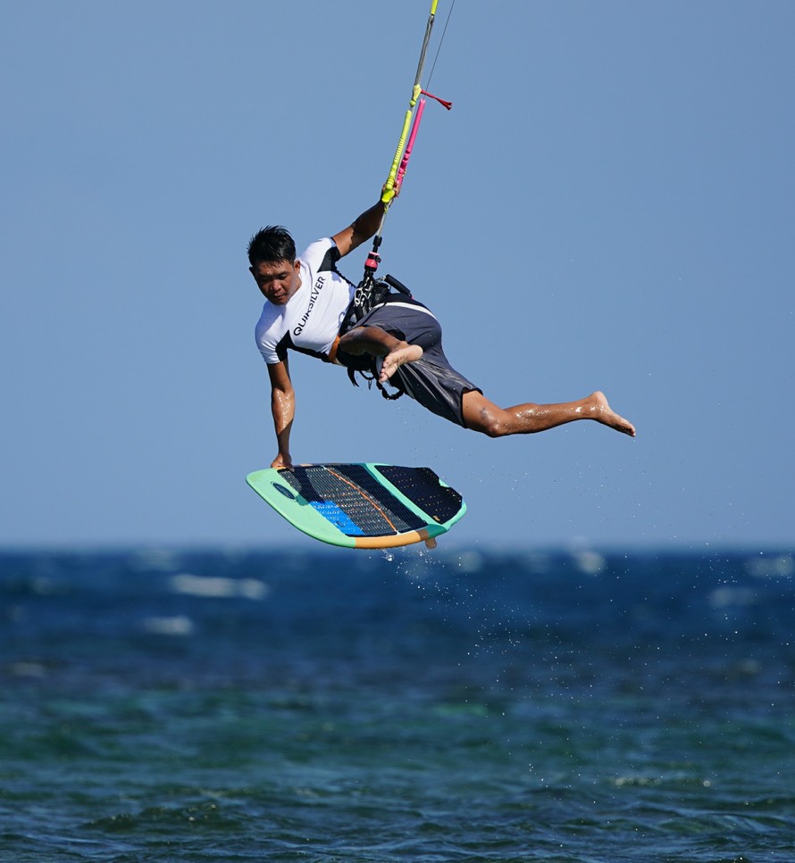 Hàng trăm vận động viên quốc tế thi lướt ván diều trên biển Ninh Chữ