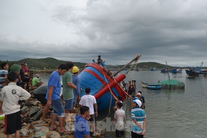 Tàu cá bị sóng đánh chìm trên biển Phú Yên, 2 người mất tích