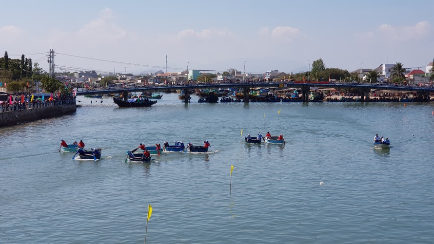Tưng bừng lễ hội đua thuyền trên sông Cà Ty 