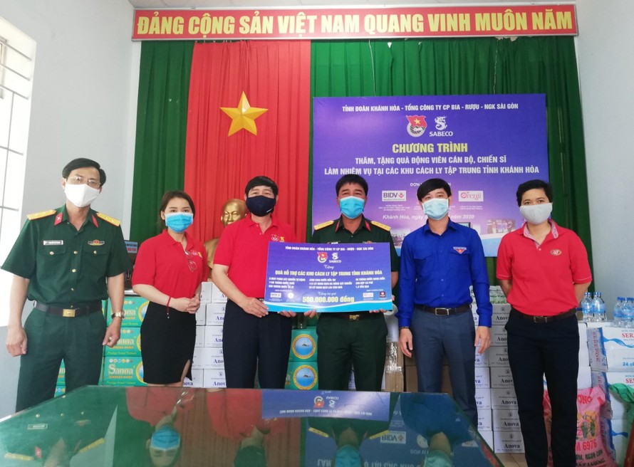 Khánh Hoà trao tặng quà hơn 500 triệu đồng cho bộ đội làm nhiệm vụ tại khu cách ly