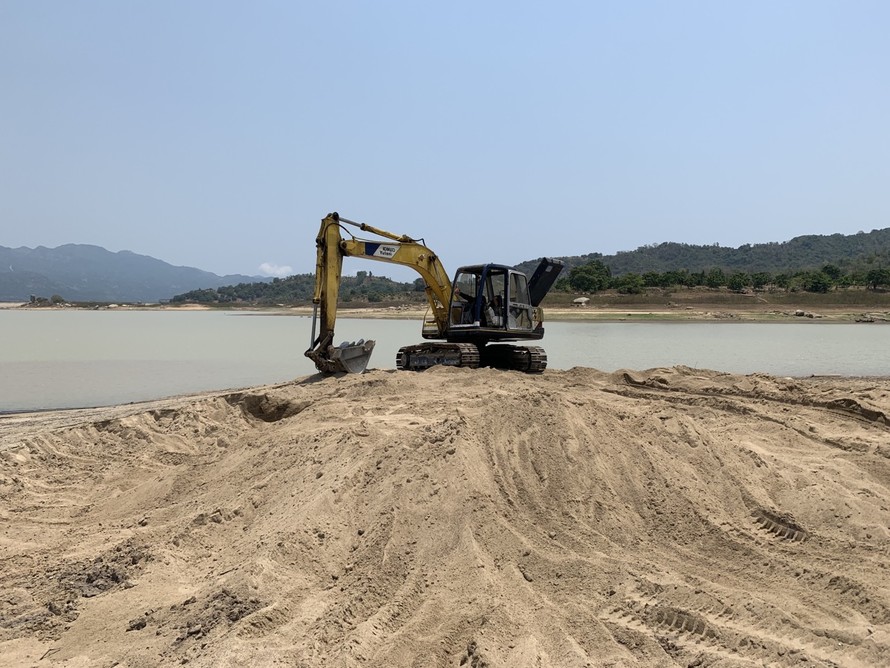 Khánh Hoà chỉ đạo xử lý khai thác cát trái phép tại hồ Cam Ranh, Suối Dầu