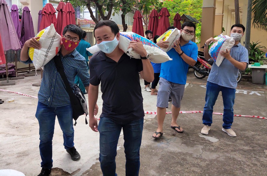 Báo chí thường trú Khánh Hoà hỗ trợ 5 tấn gạo cho ATM gạo Nha Trang