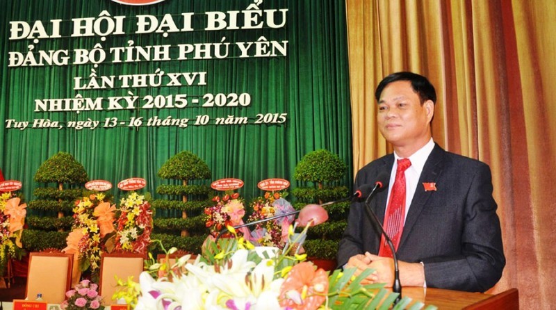 Ông Huỳnh Tấn Việt phát biểu tại Đại hội đại biểu Đảng bộ Phú Yên năm 2015. Ảnh Báo Phú Yên.