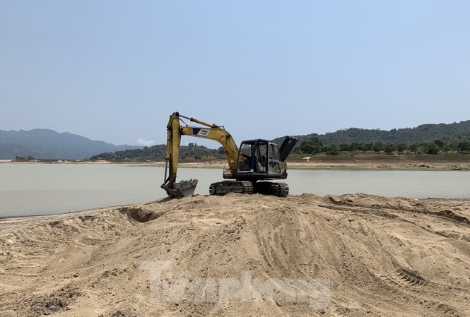 Bất chấp chỉ đạo, 'cát tặc' vẫn vô tư đào xới hồ thuỷ lợi ở Khánh Hoà