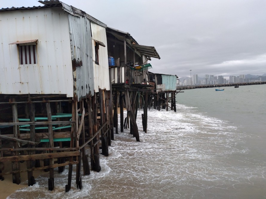 Sóng đánh nhà tơi tả, dân xóm Chụt Nha Trang sống trong sợ hãi