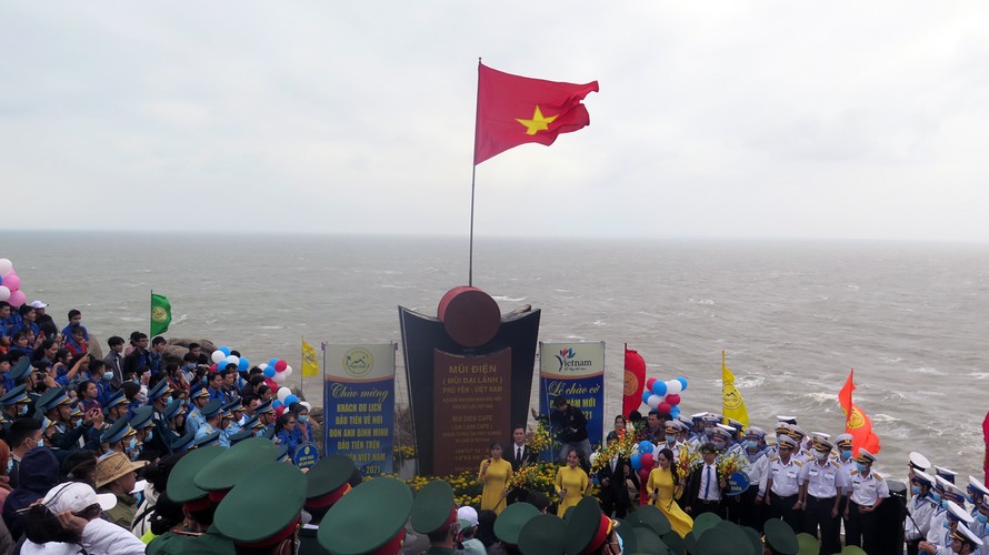 Phú Yên tổ chức lễ chào cờ đón năm mới tại danh thắng Mũi Điện