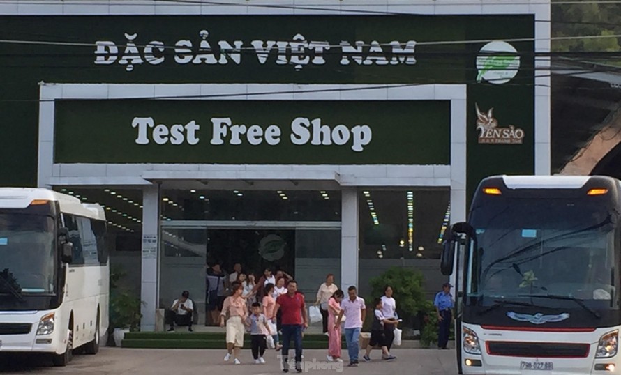Cửa hàng Đặc sản Việt Nam xây trái phép chuyên đón khách nước ngoài, trong đó phần đông là khách Trung Quốc. Ảnh L.H