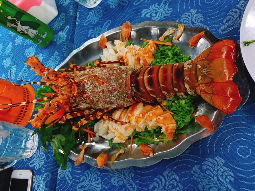 Chủ nhà hàng hải sản Làng Chài - Bến cảng Cầu Đá - Nha Trang 3 bị du khách tố bán tôm hùm với giá 3,5 triệu đồng/kg. Ảnh T.L