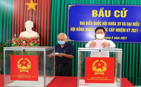 TS Trần Quốc Nam (bên phải ảnh, Chủ tịch UBND tỉnh Ninh Thuận) bỏ phiếu bầu cử tại TP Phan Rang - Tháp Chàm. Ảnh CTV