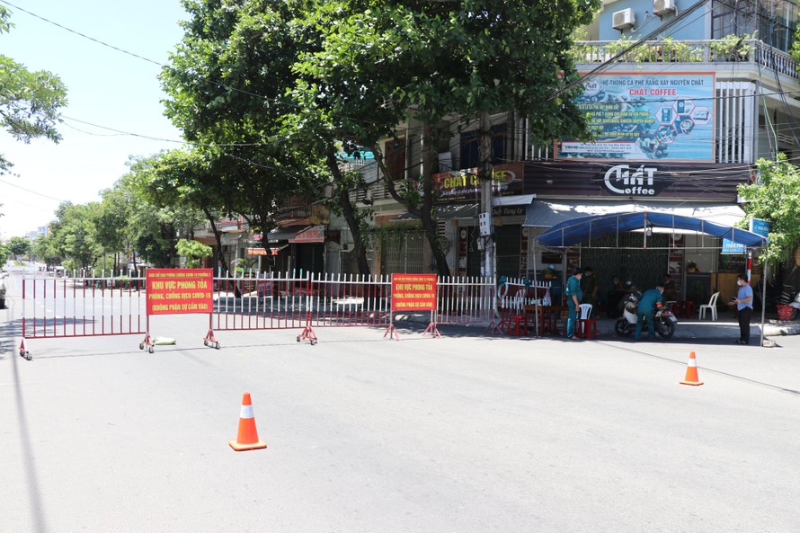 Cơ quan chức năng phong toả khu vực có ca mắc COVID - 19 ở đường Trần Phú, TP. Tuy Hoà. Ảnh LỮ HỒ.