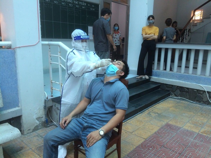 Lực lượng y tế Phú Yên lẫy mẫu xét nghiệm người dân. Ảnh CDC Phú Yên