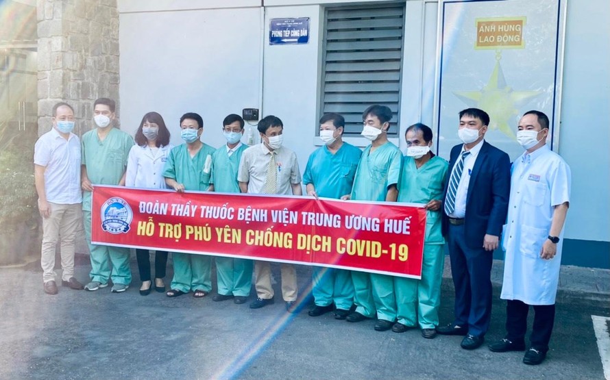 Đoàn công tác Bệnh viện Trung ương Huế đến Phú Yên hỗ trợ công tác chống dịch COVID - 19. Ảnh do Sở TT-TT Phú Yên cung cấp.