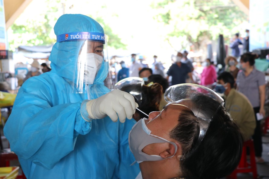 Lực lượng y tế Phú Yên lấy mẫu xét nghiệm cho người dân. Ảnh L.H
