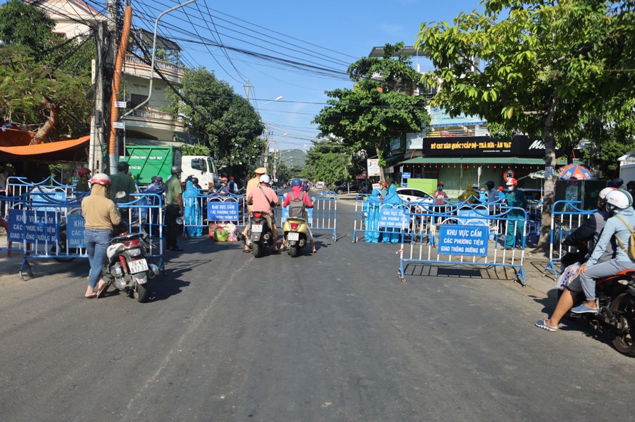 Khánh Hoà phong toả khu vực đường phố Nha Trang có ca mắc COVID - 19. Ảnh LỮ HỒ.
