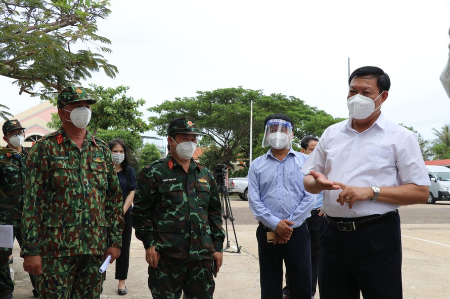 Thứ trưởng Đỗ Xuân Tuyên (bên phải ảnh) kiểm tra tại Khu cách ly Trung đoàn bộ binh 888. Ảnh L.H