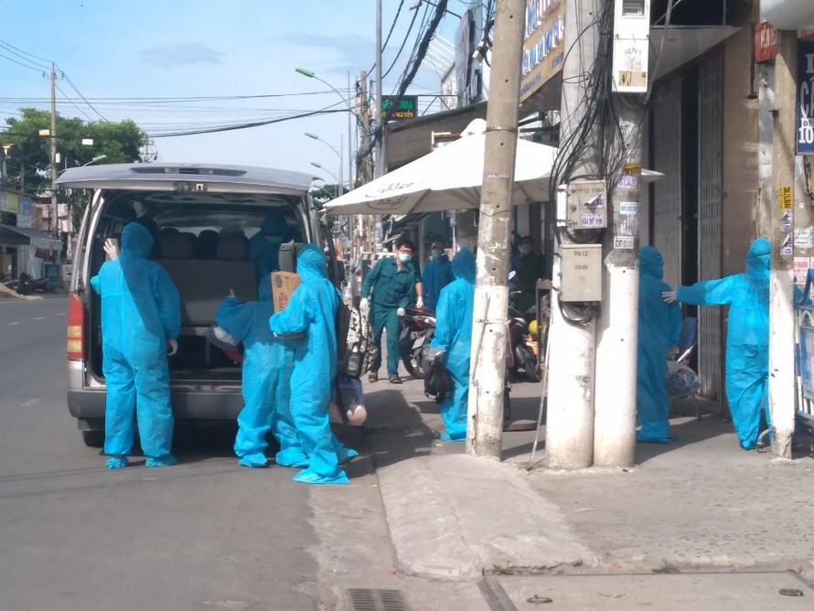 Lực lượng y tế đưa người nghi nhiễm COVID - 19 tại phường Vĩnh Phước - TP. Nha Trang đi cách ly. Ảnh LỮ HỒ.