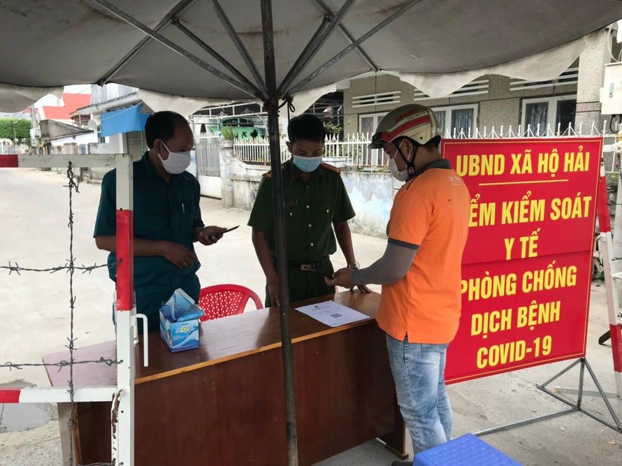 Một chốt kiểm soát dịch bệnh ở tỉnh Ninh Thuận. Ảnh LỮ HỒ.