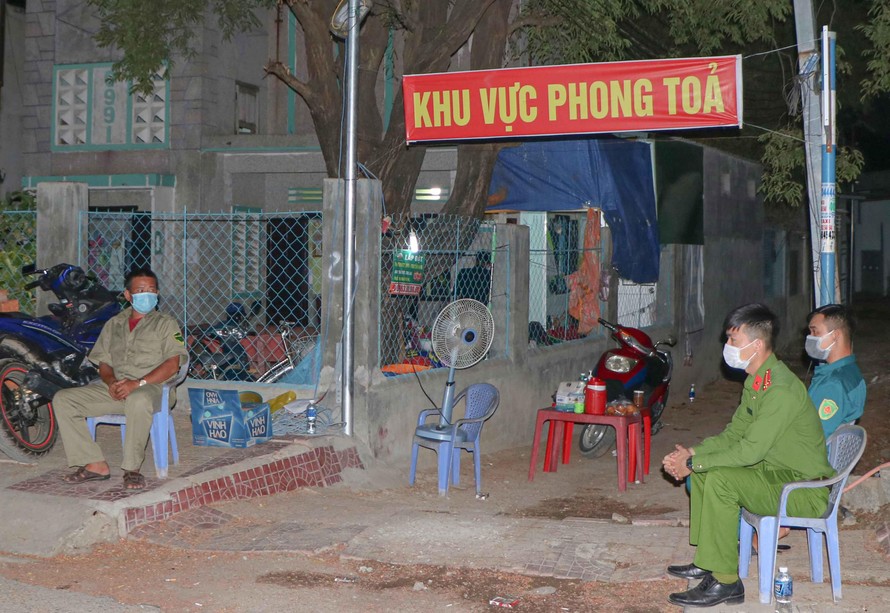Lực lượng chức năng phong toả khu vực có ca mắc COVID - 19 ở huyện Ninh Phước. Ảnh CÔNG HOAN.