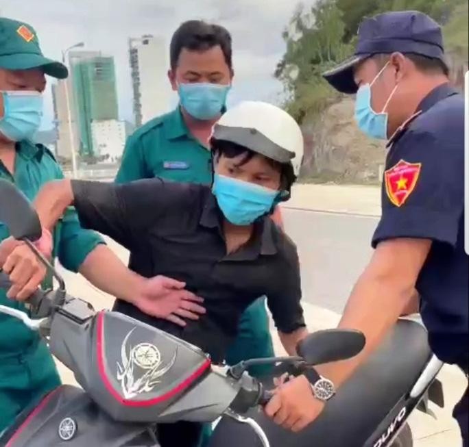 Cán bộ phường Vĩnh Hoà, TP. Nha Trang giữ xe máy anh Trần Văn Em (đội mũ bảo hiểm trắng) theo chỉ đạo của ông Thọ. Ảnh cắt lại clip trên MXH.