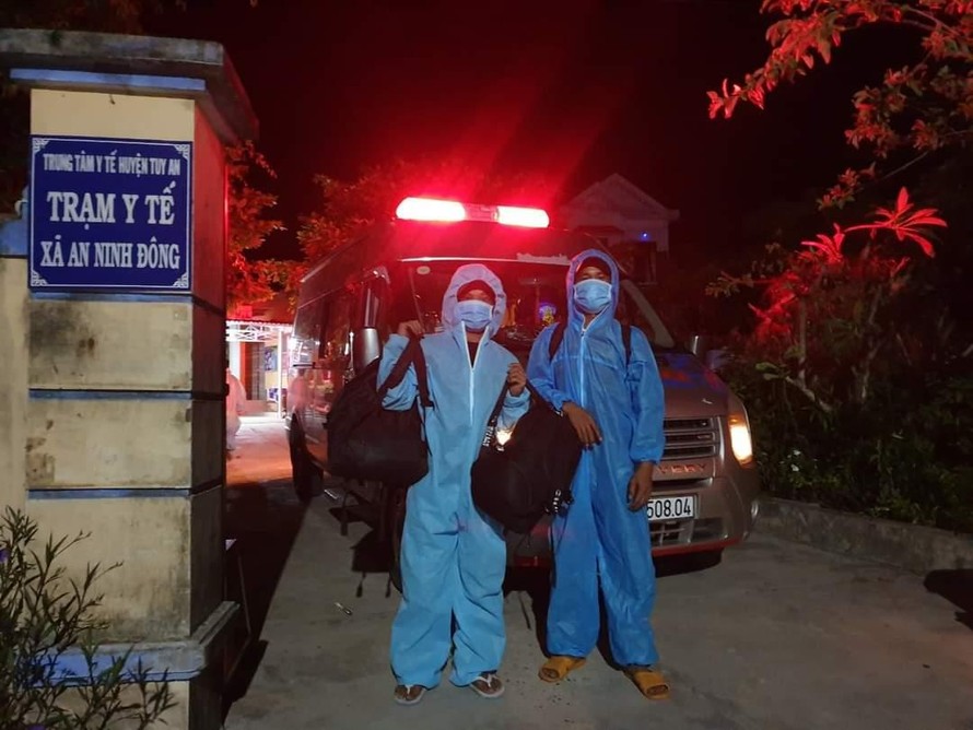 Hai trong 4 ngư dân tại Trạm y tế xã An Ninh Đông, huyện Tuy An - Phú Yên. Ảnh CTV.