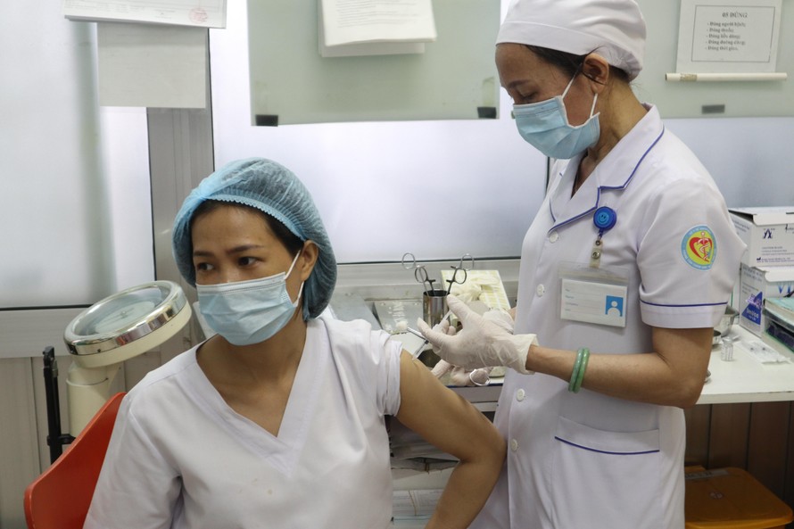 Tiêm vắc xin cho lực lượng y tế tại tỉnh Khánh Hoà. Ảnh L.H