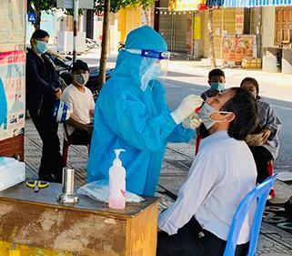 Lực lượng y tế lấy mẫu xét nghiệm COVID - 19 cho người dân TP. Nha Trang. Ảnh L.H