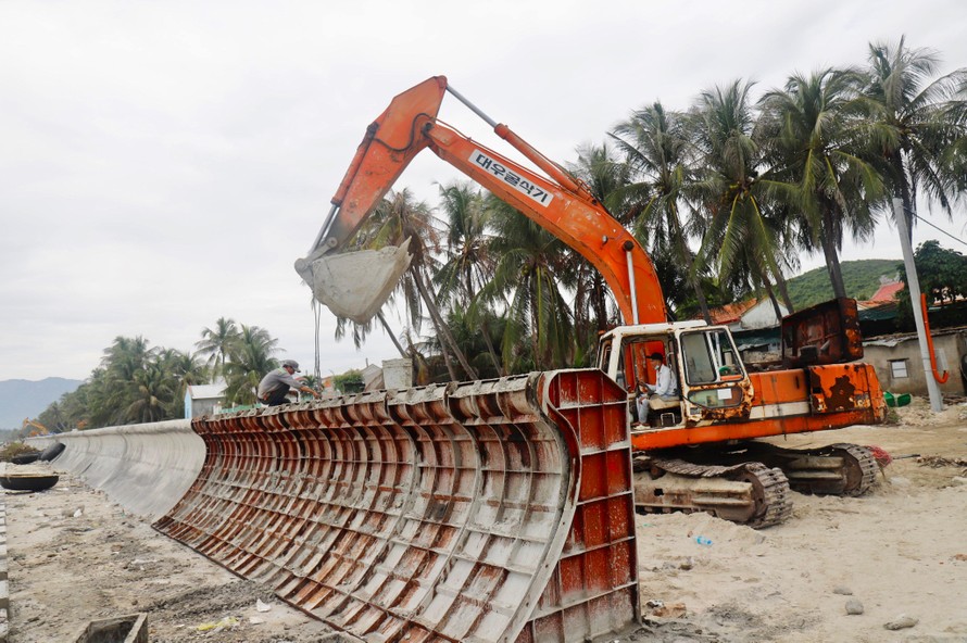 Kè chắn sóng phường Ninh Hải gây lo ngại làm biến dạng biển Dốc Lết